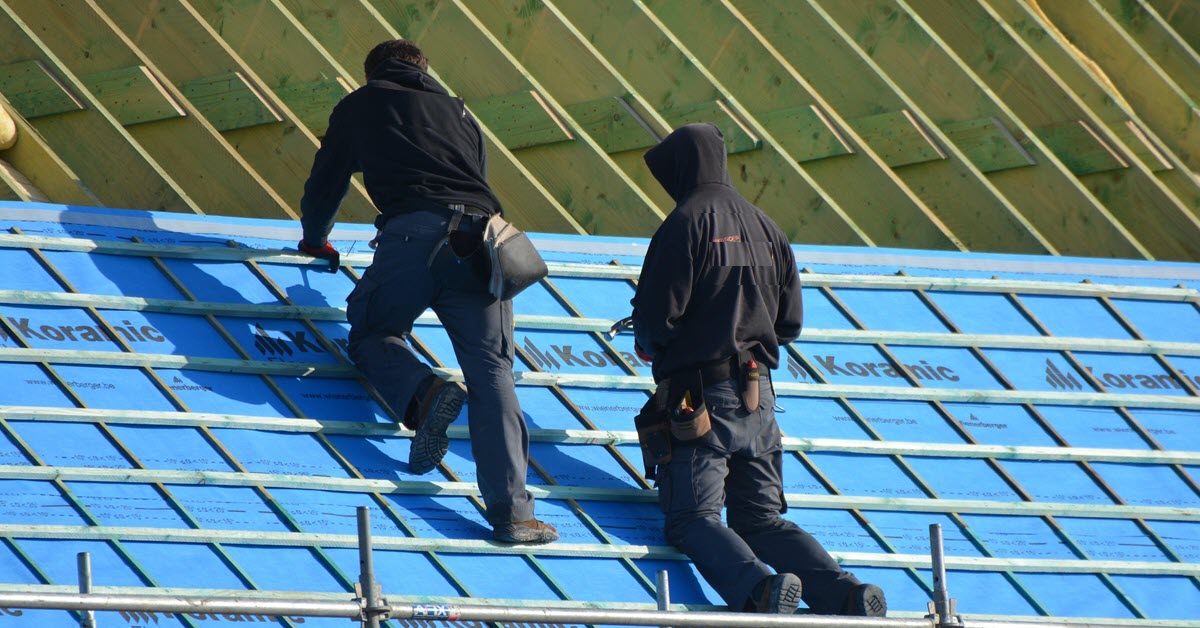 Roofing workers with no PPE safety equipment
